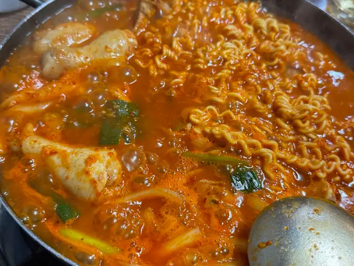 라면과 닭고기가 어우러진 닭매운탕
