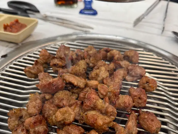 숯불 위에서 익어가는 오돌뼈