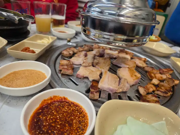 테이블에 차려진 푸짐한 식사 한상