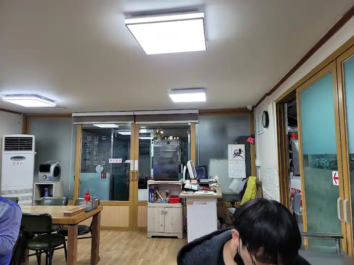 식당 내부의 조명이 켜진 모습