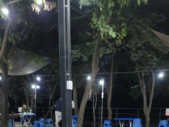 참나무 숯불 위에서 구워지고 있는 오리고기