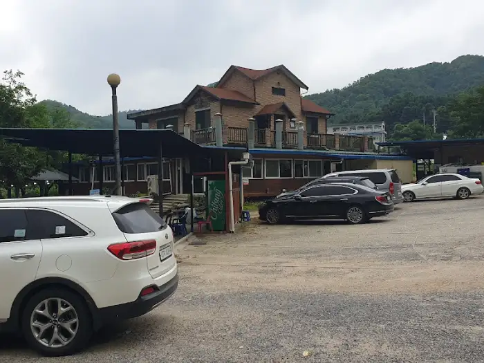 식당 외관 및 주차장