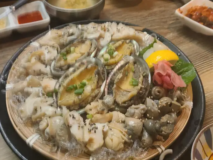 신선한 해산물과 고기의 삼합