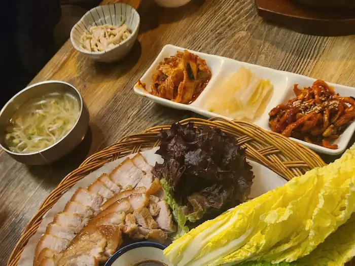 푸짐한 보쌈과 곁들임 찬
