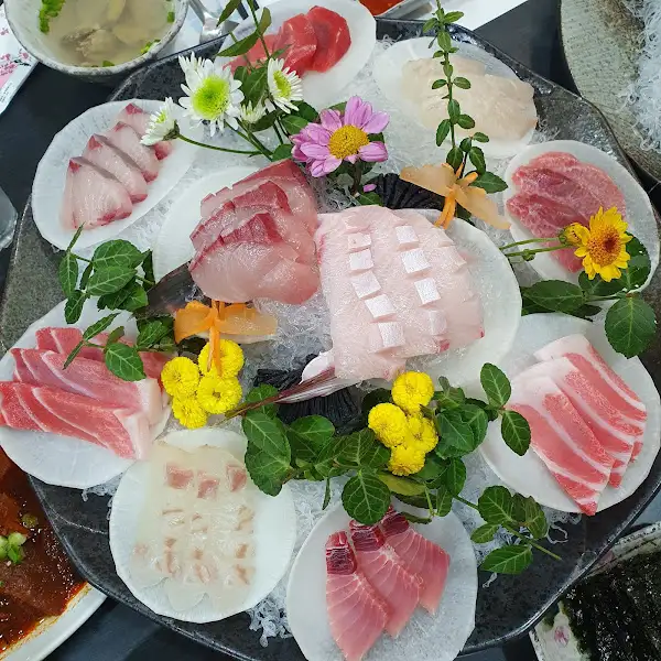 다양하게 플레이팅된 회 요리