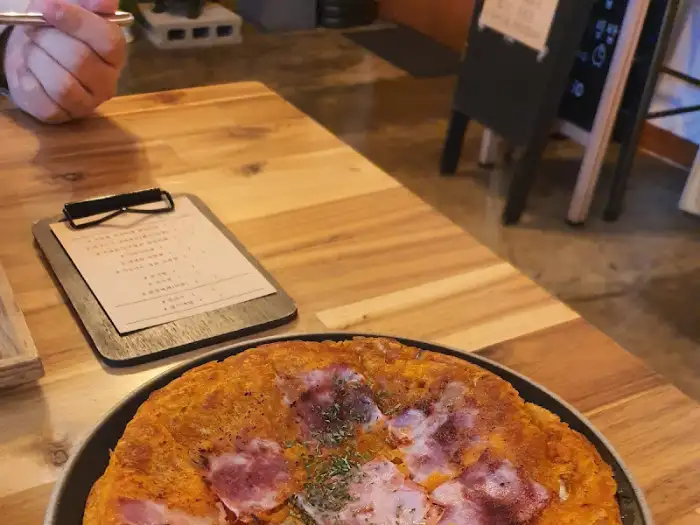 17길 테이블 위의 음식과 메뉴판