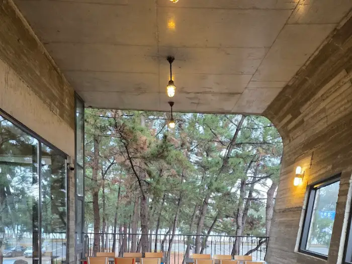 카페 테라스 공간의 테이블과 의자, 그리고 창밖 풍경