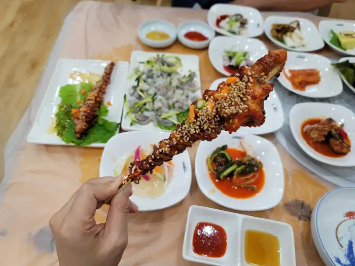 여러 가지 밑반찬과 메인 메뉴가 차려진 상차림