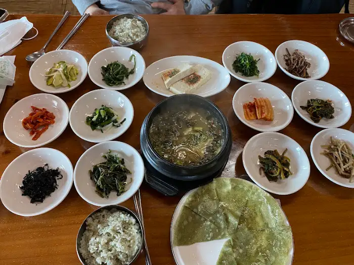 밥과 국, 그리고 여러 가지 반찬들