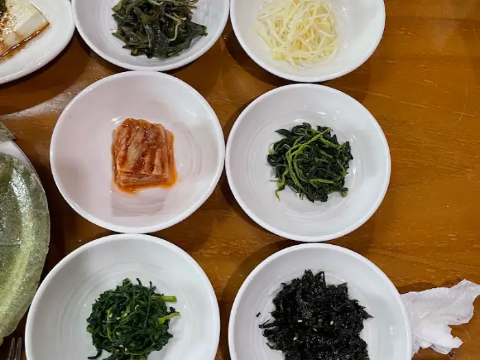 김치와 여러 나물 반찬들