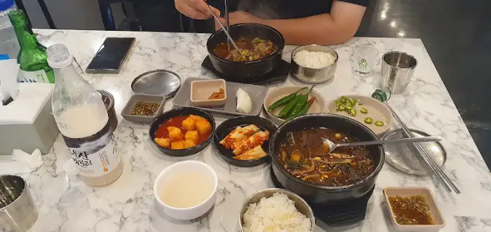 식탁에 놓인 해장국과 술병