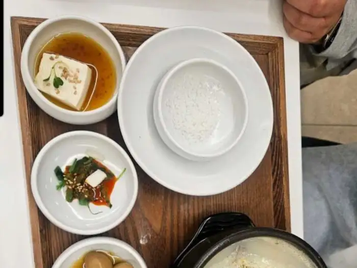 정갈한 밑반찬 구성