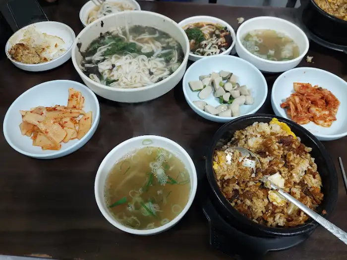테이블에 차려진 음식들
