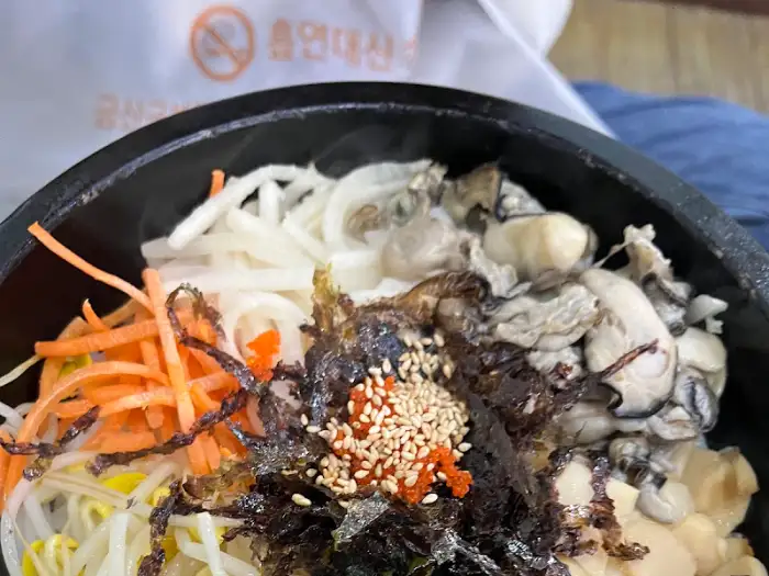 굴과 당근, 숙주나물이 어우러진 굴솥밥 클로즈업