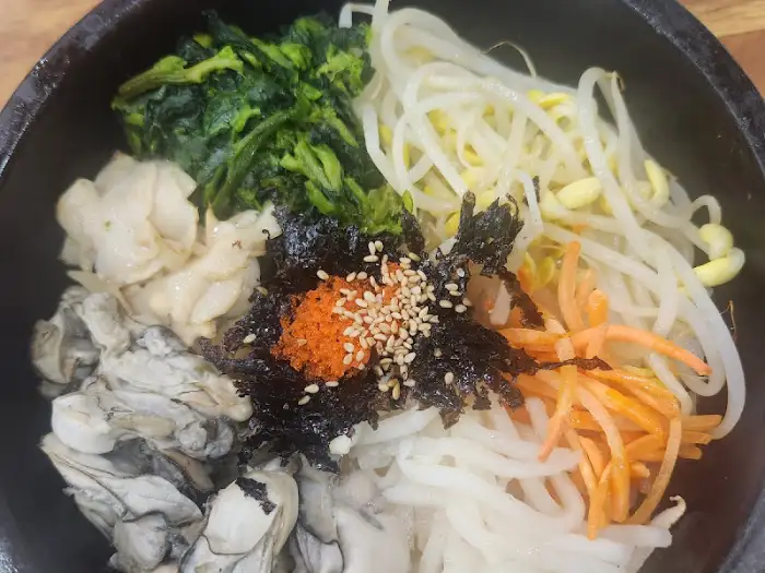 다양한 재료가 섞인 굴솥밥 근접 촬영