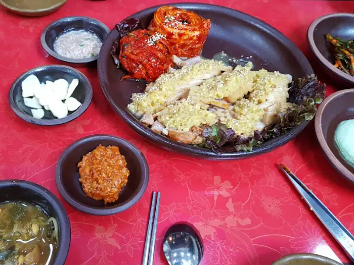 항아리보쌈 본점의 상차림 모습