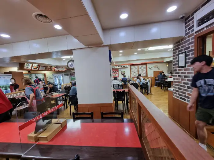 마늘 소스가 듬뿍 올라간 보쌈 근접샷