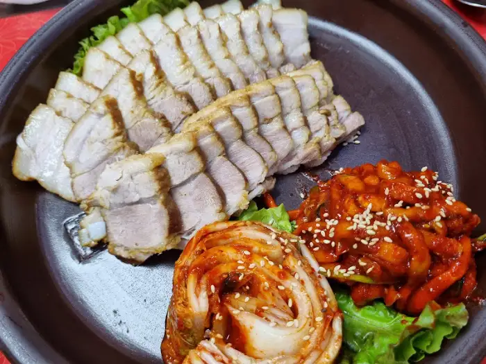 보쌈과 김치, 쌈 채소가 어우러진 모습