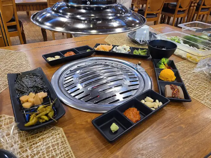 식탁에 차려진 떡갈비 구이 상차림 전체 모습