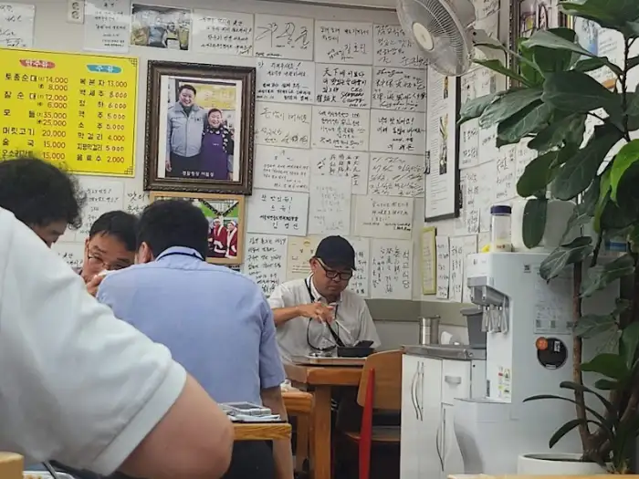 벽면의 메뉴판과 내부 풍경