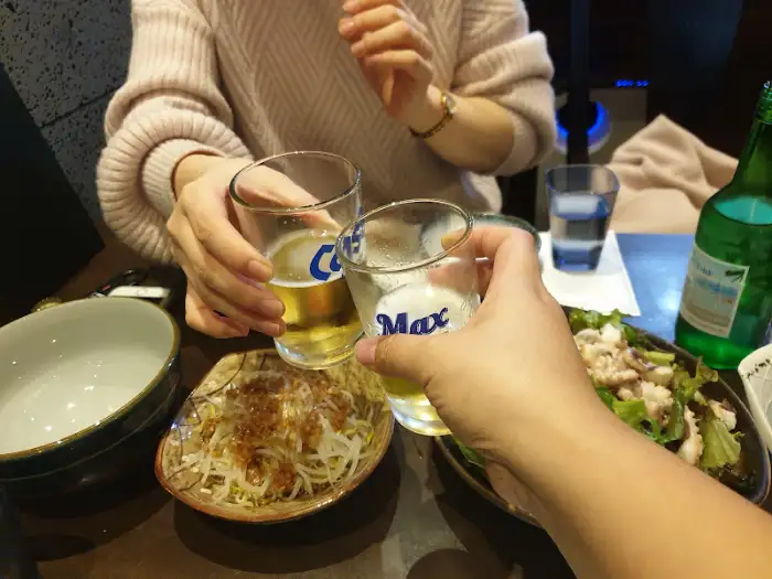 맥주잔을 부딪히며 건배하는 모습