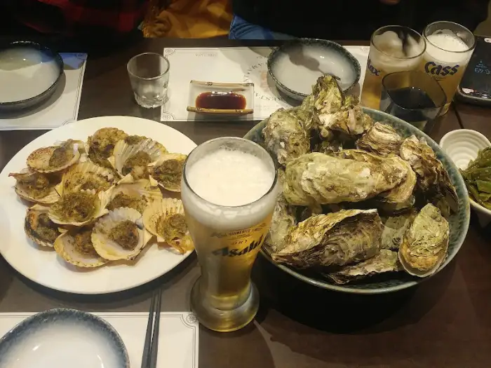 신선한 굴과 가리비 요리