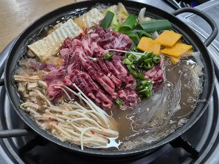 끓고 있는 한우 소찌개