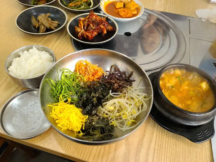 비빔밥과 된장찌개