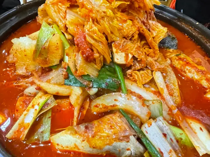 고등어 쌈밥에 들어간 채소와 고등어