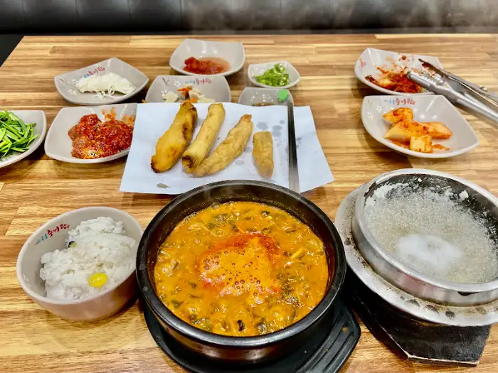 푸짐하게 차려진 추어탕 한 상 차림