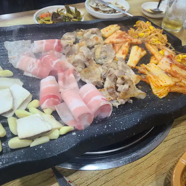 다양한 쌈 채소와 함께