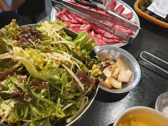 신선한 샐러드와 곁들임 음식