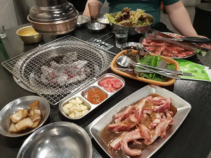 다양한 밑반찬과 함께 세팅된 식탁