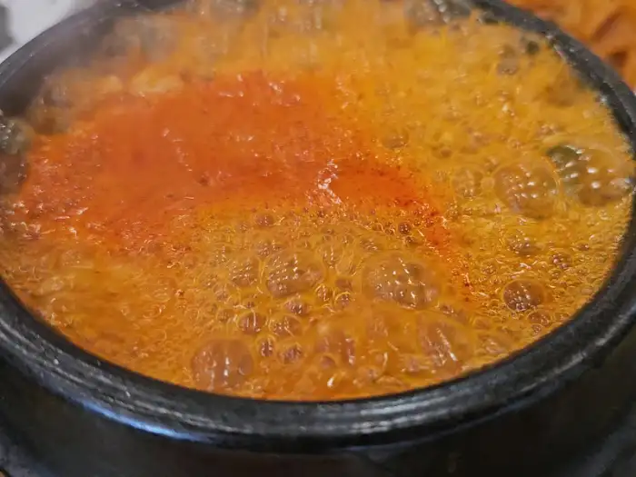 끓어오르는 순두부찌개 국물의 근접 촬영