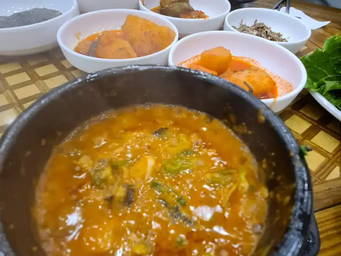 테이블에 놓인 여러 반찬 접시들