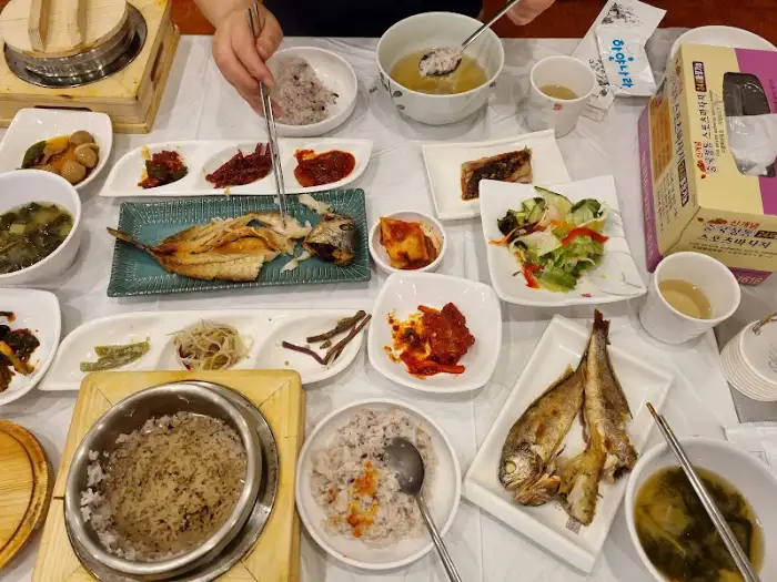 여러 종류의 젓갈이 담긴 그릇들