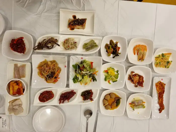 다양한 종류의 굴비와 밑반찬이 차려진 모습