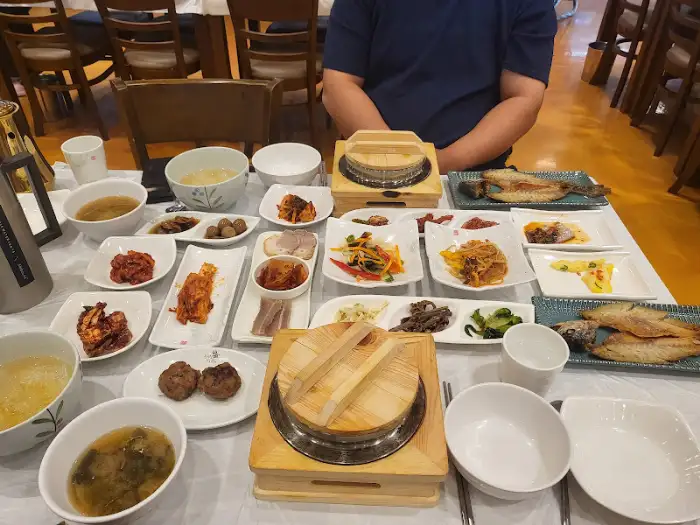 전체적으로 차려진 밥상 모습, 솥밥과 굴비가 돋보임