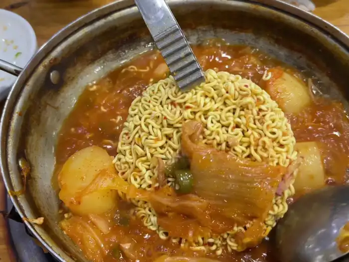 김치와 라면사리의 조화