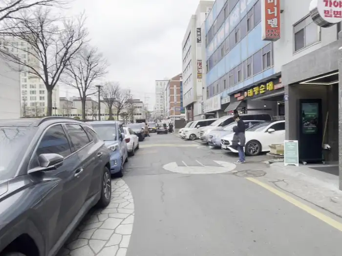 안양 평촌대로 길가에 늘어선 차량들