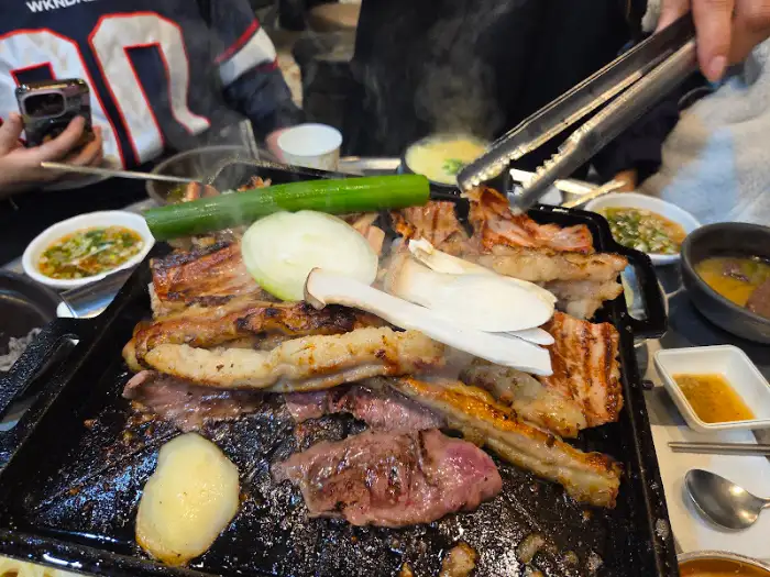 가위로 잘라 먹기 좋은 크기로 준비된 곱창
