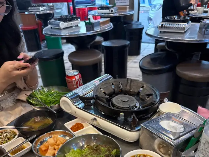 테이블 세팅과 식사 중인 모습