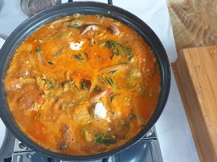 팔팔 끓고 있는 게국지의 모습