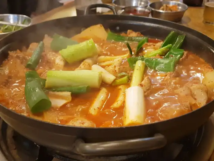 팔팔 끓는 닭한마리