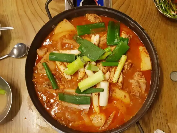 닭볶음탕 스타일의 닭한마리