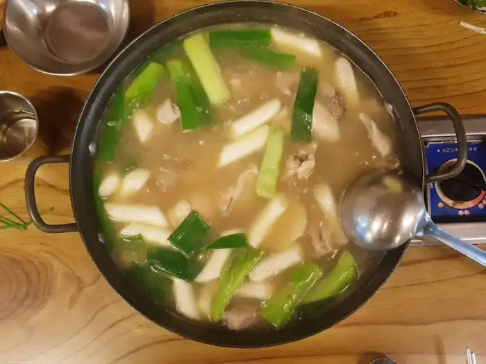 닭 육수에 끓여지는 칼국수