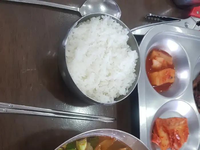 밥과 기본 찬 세팅