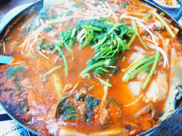 매운탕 속 민물고기 살과 채소
