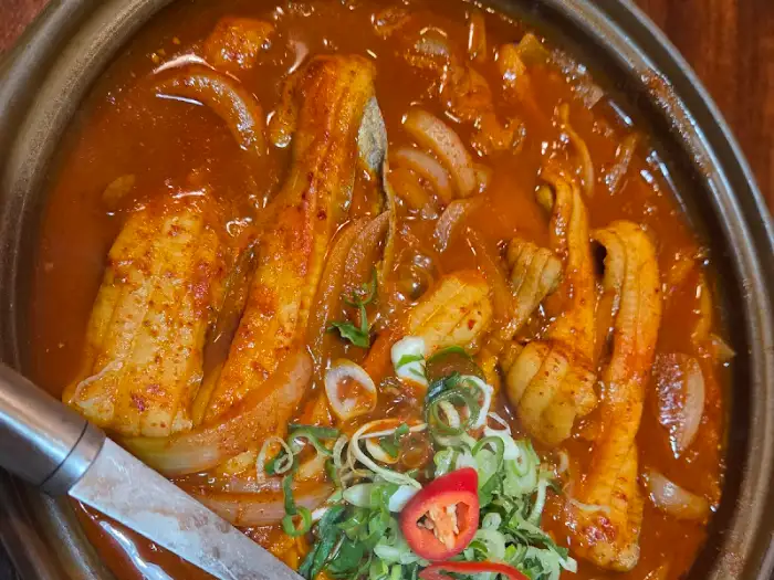 푸짐하게 담겨 나온 갈치조림의 단면