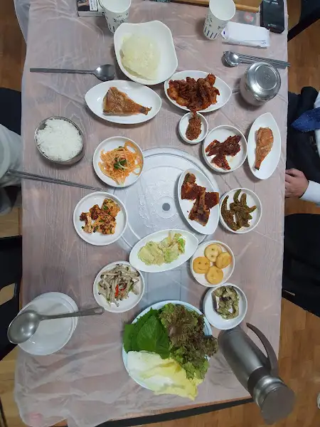 다양한 반찬과 쌈채소